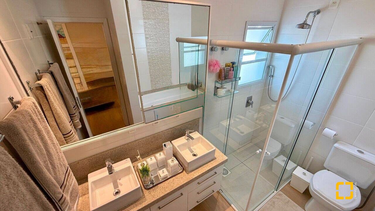 Casa com 199m², 7 quartos (sendo 3 suítes), 2 garagens, no bairro Cachoeira do Bom Jesus em Florianópolis