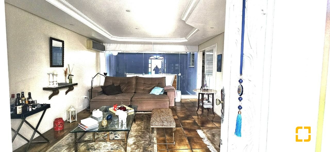 Casa com 316m², 6 quartos (sendo 2 suítes), 2 garagens, no bairro Estreito em Florianópolis