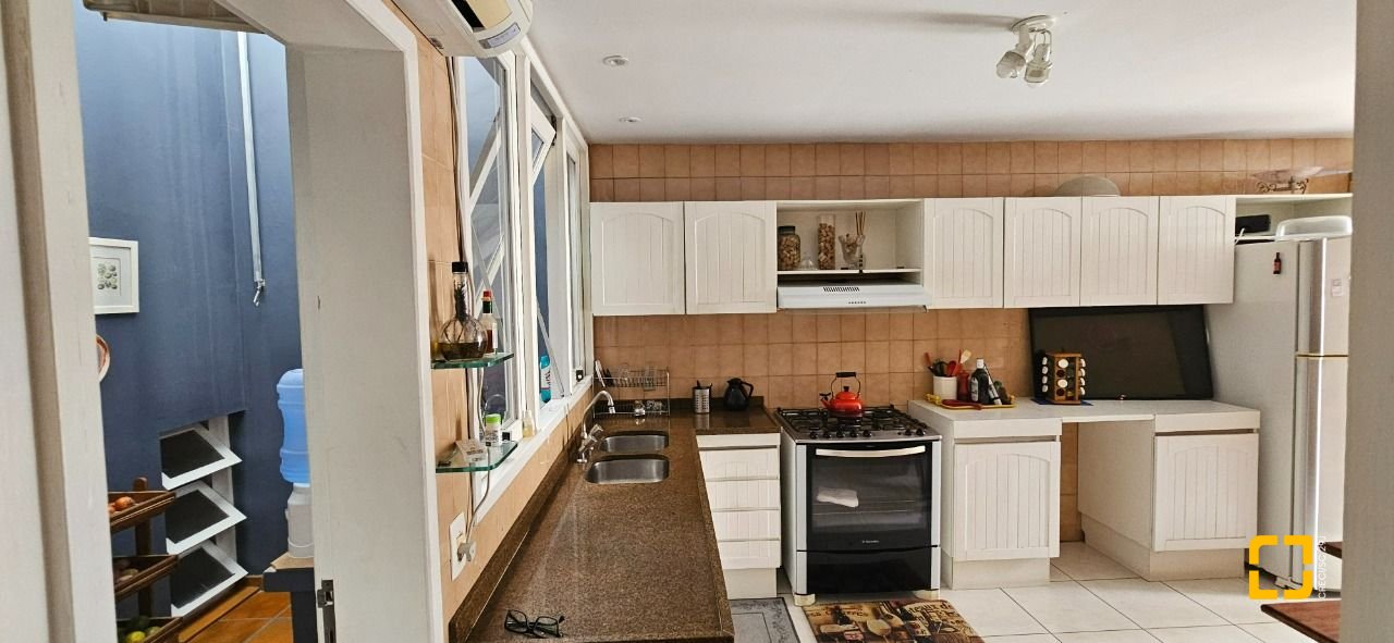 Casa com 316m², 6 quartos (sendo 2 suítes), 2 garagens, no bairro Estreito em Florianópolis