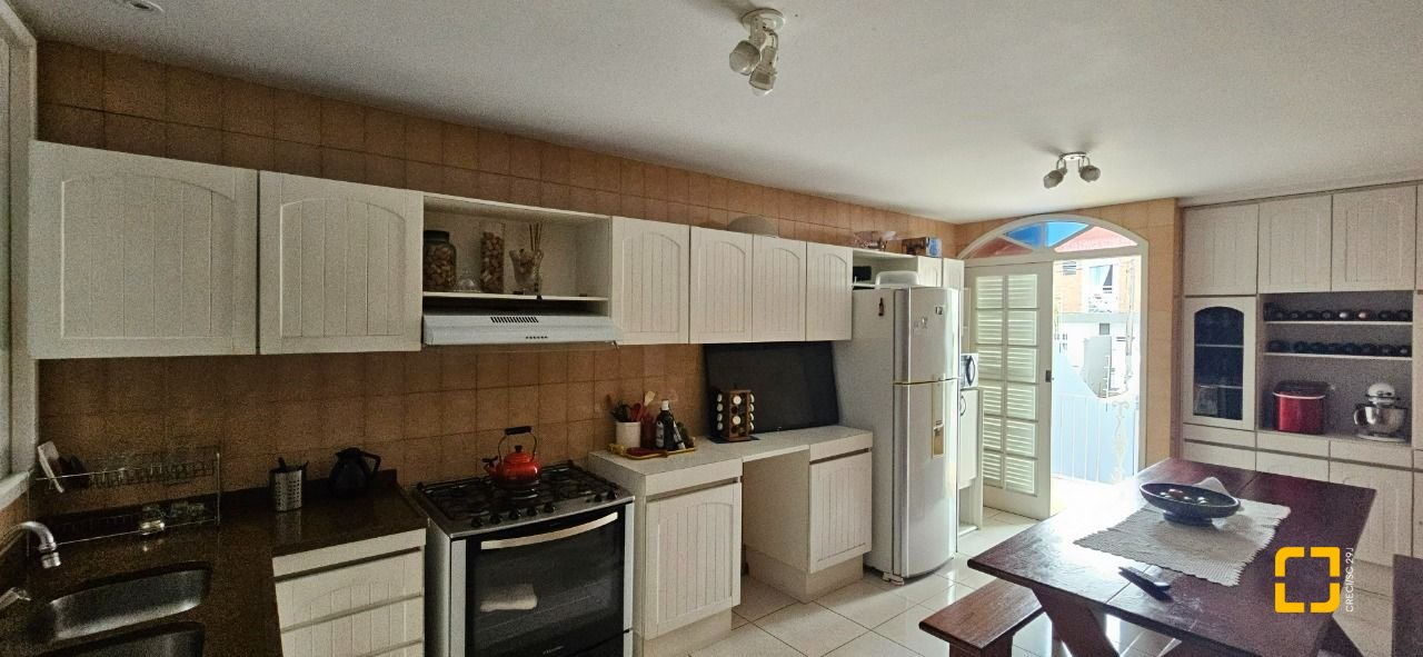 Casa com 316m², 6 quartos (sendo 2 suítes), 2 garagens, no bairro Estreito em Florianópolis