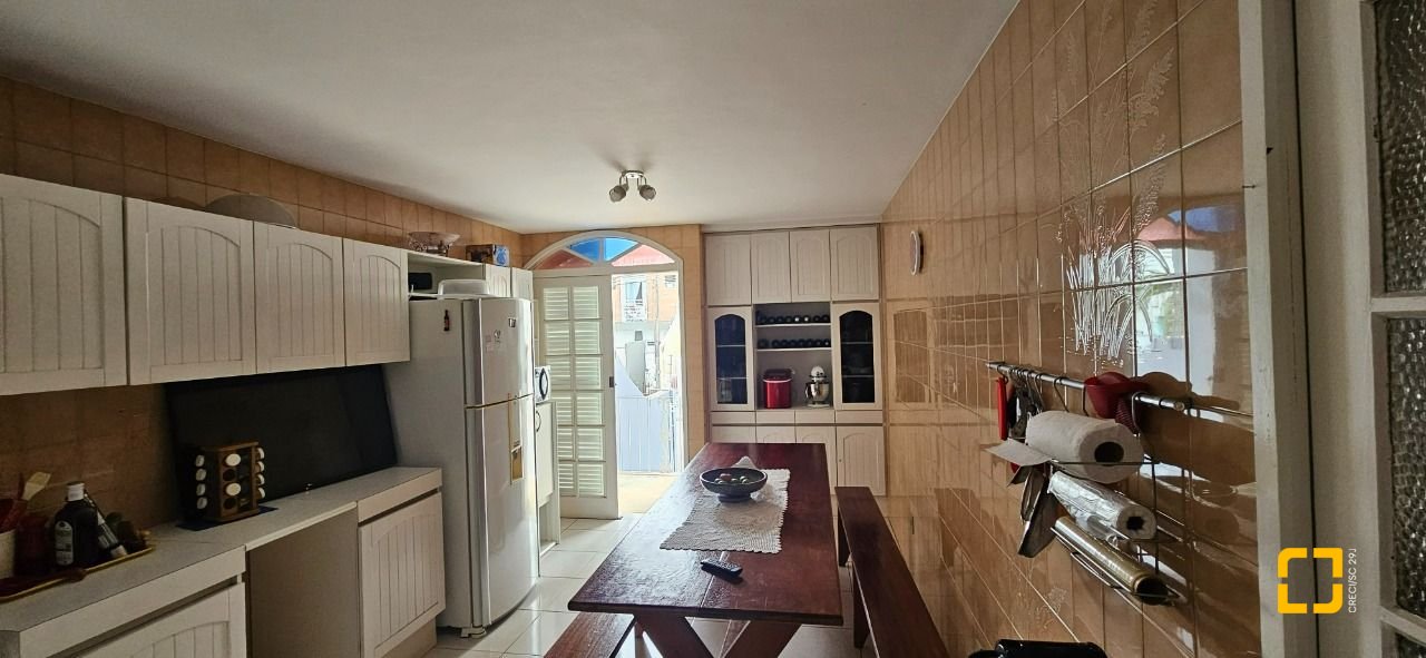 Casa com 316m², 6 quartos (sendo 2 suítes), 2 garagens, no bairro Estreito em Florianópolis