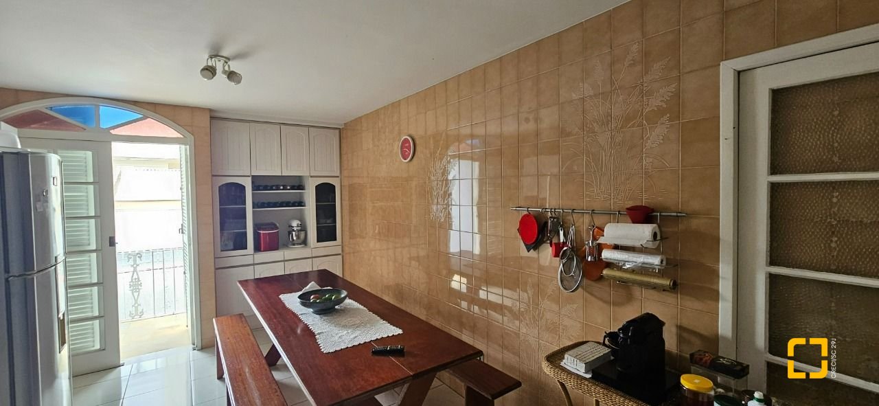 Casa com 316m², 6 quartos (sendo 2 suítes), 2 garagens, no bairro Estreito em Florianópolis