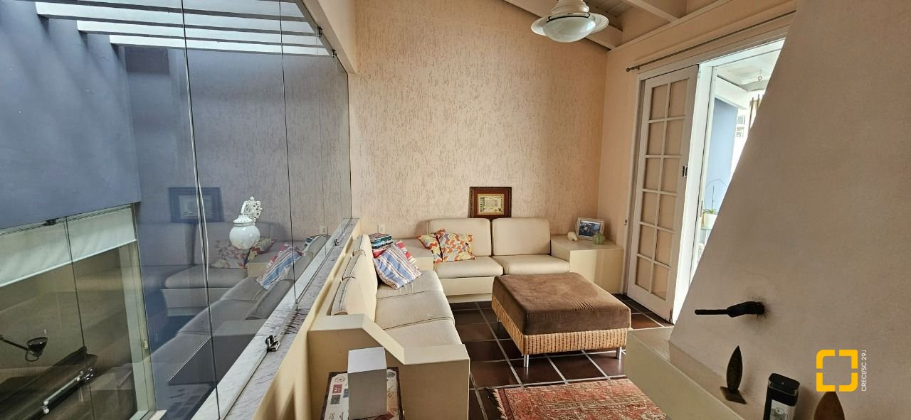 Casa com 316m², 6 quartos (sendo 2 suítes), 2 garagens, no bairro Estreito em Florianópolis