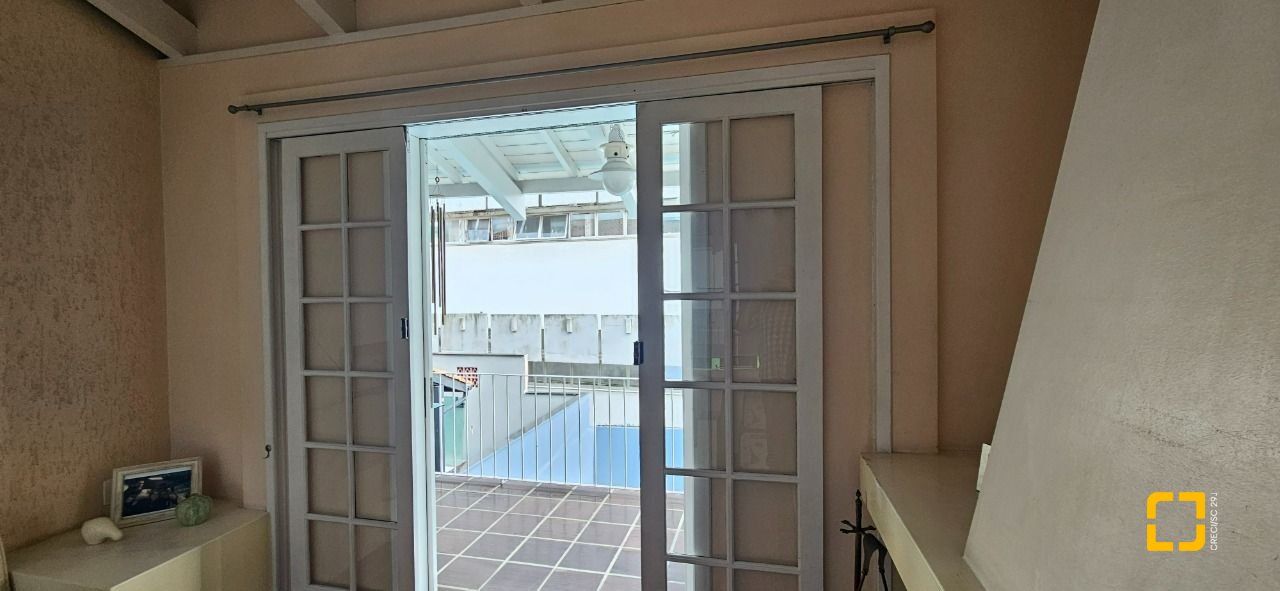 Casa com 316m², 6 quartos (sendo 2 suítes), 2 garagens, no bairro Estreito em Florianópolis