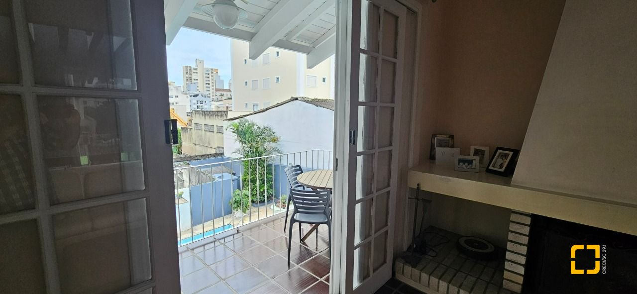 Casa com 316m², 6 quartos (sendo 2 suítes), 2 garagens, no bairro Estreito em Florianópolis