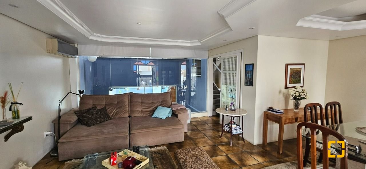 Casa com 316m², 6 quartos (sendo 2 suítes), 2 garagens, no bairro Estreito em Florianópolis