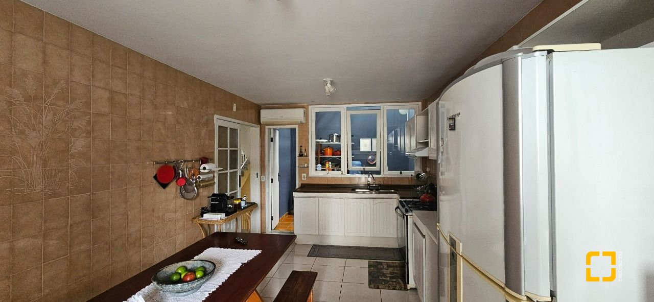 Casa com 316m², 6 quartos (sendo 2 suítes), 2 garagens, no bairro Estreito em Florianópolis