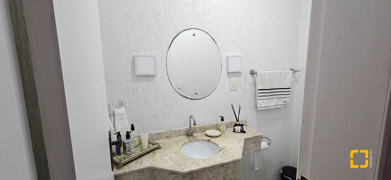 Casa com 316m², 6 quartos (sendo 2 suítes), 2 garagens, no bairro Estreito em Florianópolis