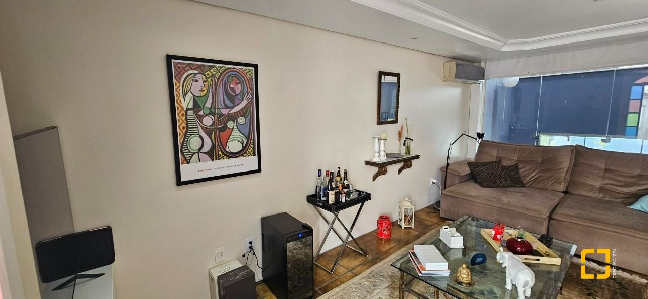 Casa com 316m², 6 quartos (sendo 2 suítes), 2 garagens, no bairro Estreito em Florianópolis
