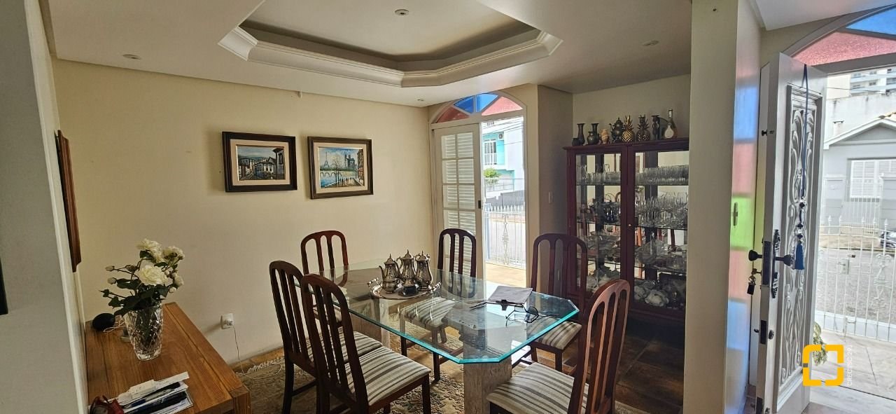 Casa com 316m², 6 quartos (sendo 2 suítes), 2 garagens, no bairro Estreito em Florianópolis