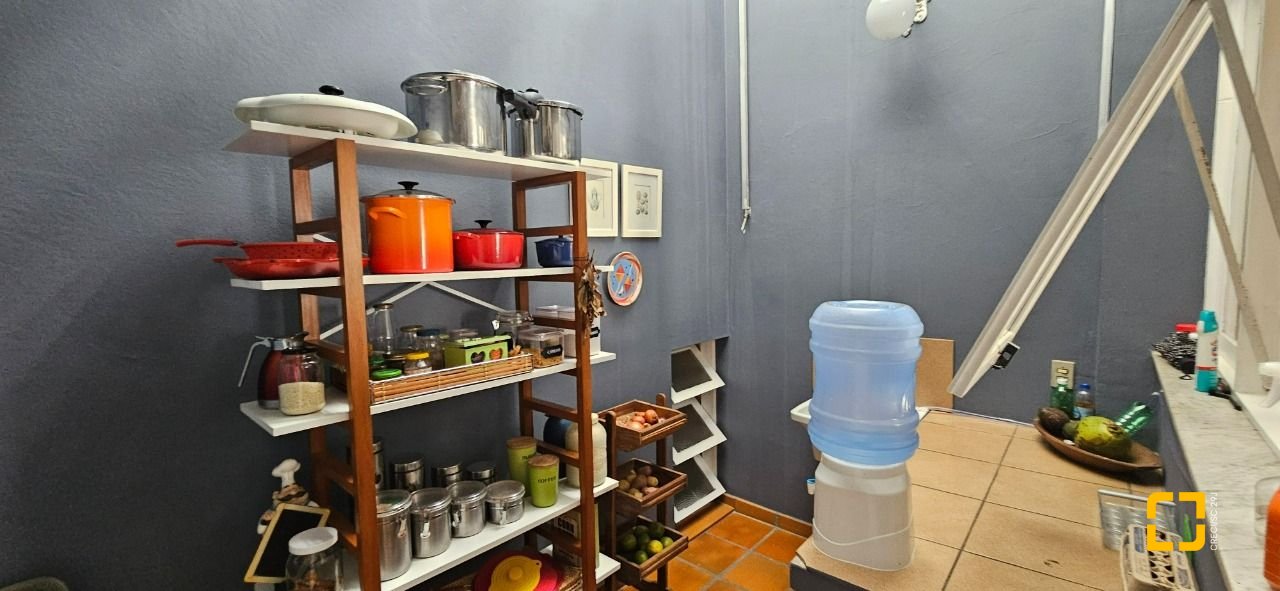 Casa com 316m², 6 quartos (sendo 2 suítes), 2 garagens, no bairro Estreito em Florianópolis