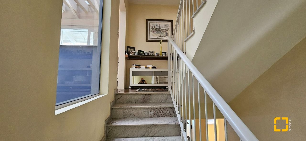 Casa com 316m², 6 quartos (sendo 2 suítes), 2 garagens, no bairro Estreito em Florianópolis