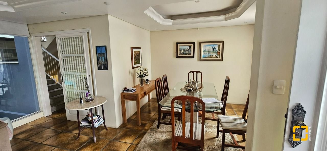 Casa com 316m², 6 quartos (sendo 2 suítes), 2 garagens, no bairro Estreito em Florianópolis