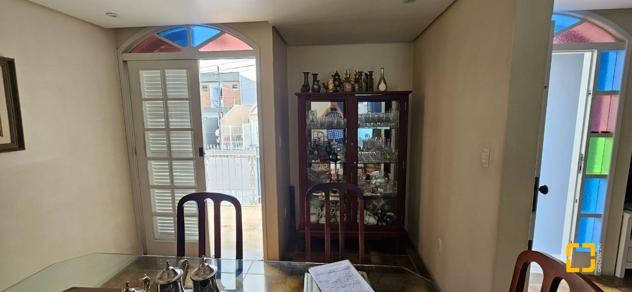 Casa com 316m², 6 quartos (sendo 2 suítes), 2 garagens, no bairro Estreito em Florianópolis