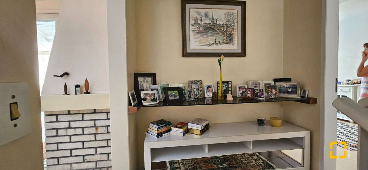 Casa com 316m², 6 quartos (sendo 2 suítes), 2 garagens, no bairro Estreito em Florianópolis