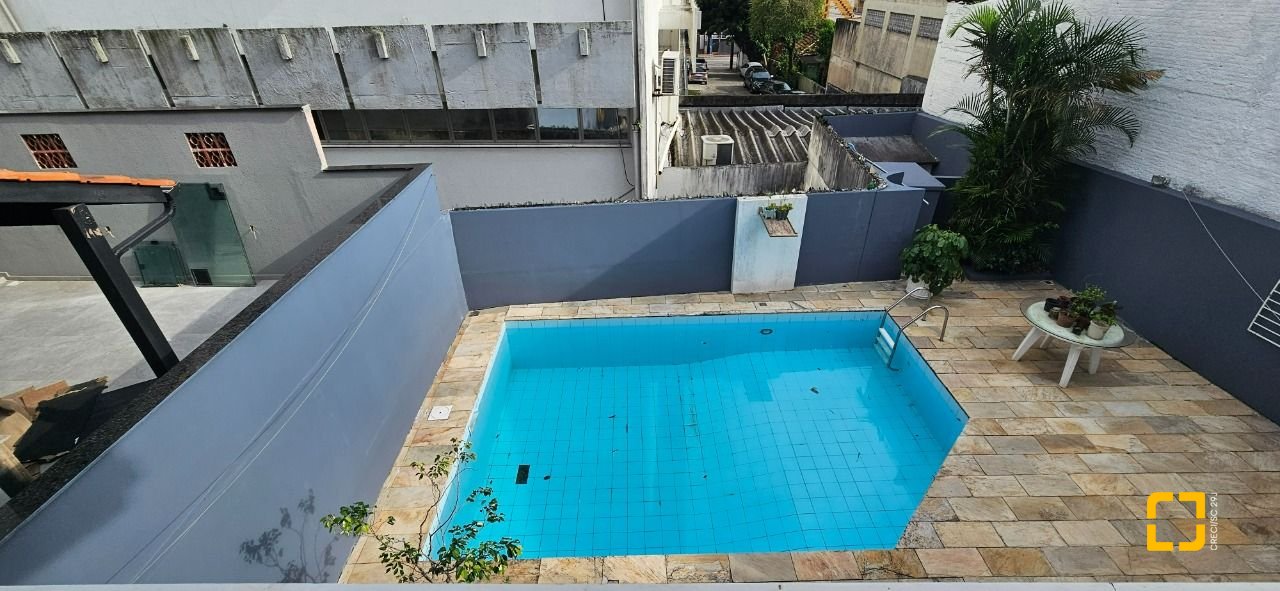 Casa com 316m², 6 quartos (sendo 2 suítes), 2 garagens, no bairro Estreito em Florianópolis