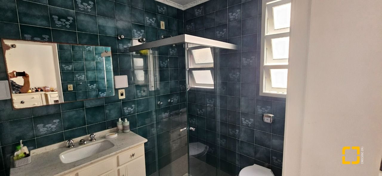 Casa com 316m², 6 quartos (sendo 2 suítes), 2 garagens, no bairro Estreito em Florianópolis
