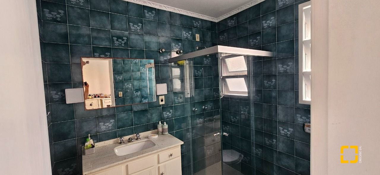 Casa com 316m², 6 quartos (sendo 2 suítes), 2 garagens, no bairro Estreito em Florianópolis