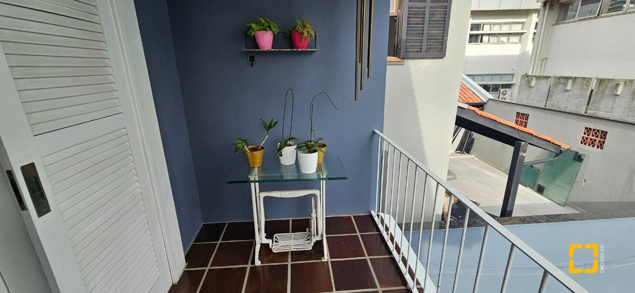 Casa com 316m², 6 quartos (sendo 2 suítes), 2 garagens, no bairro Estreito em Florianópolis