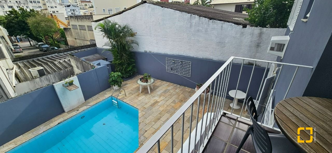 Casa com 316m², 6 quartos (sendo 2 suítes), 2 garagens, no bairro Estreito em Florianópolis