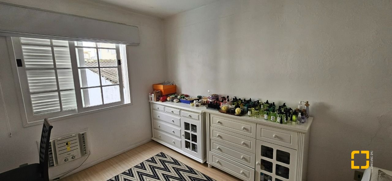 Casa com 316m², 6 quartos (sendo 2 suítes), 2 garagens, no bairro Estreito em Florianópolis