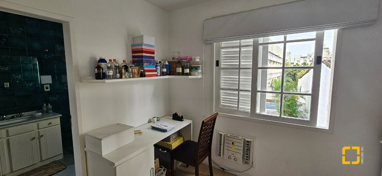 Casa com 316m², 6 quartos (sendo 2 suítes), 2 garagens, no bairro Estreito em Florianópolis
