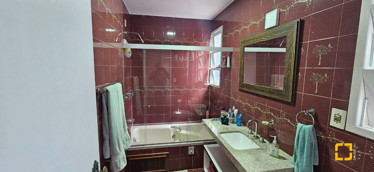 Casa com 316m², 6 quartos (sendo 2 suítes), 2 garagens, no bairro Estreito em Florianópolis