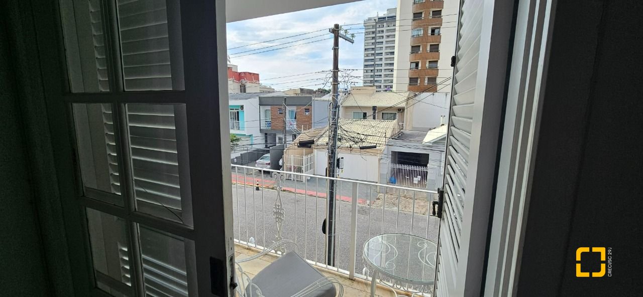 Casa com 316m², 6 quartos (sendo 2 suítes), 2 garagens, no bairro Estreito em Florianópolis