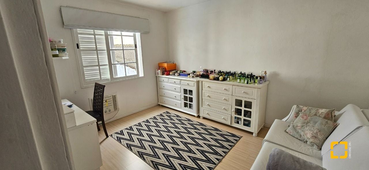 Casa com 316m², 6 quartos (sendo 2 suítes), 2 garagens, no bairro Estreito em Florianópolis