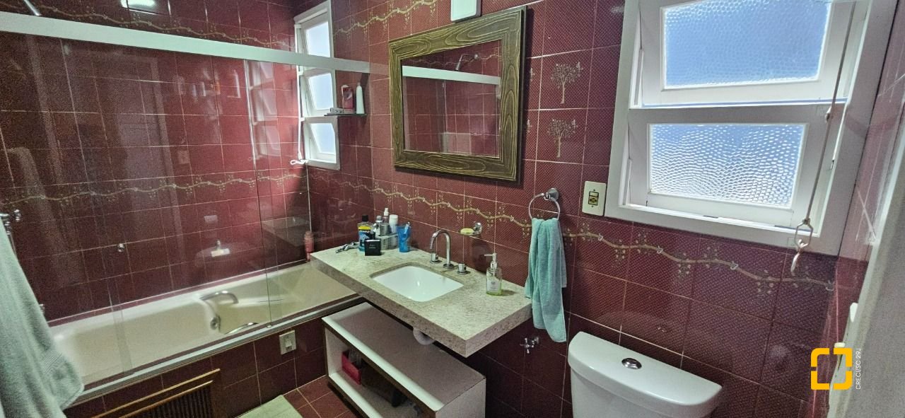 Casa com 316m², 6 quartos (sendo 2 suítes), 2 garagens, no bairro Estreito em Florianópolis