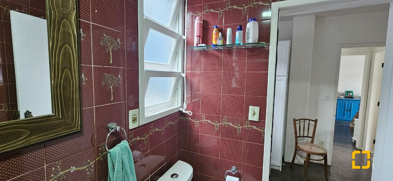 Casa com 316m², 6 quartos (sendo 2 suítes), 2 garagens, no bairro Estreito em Florianópolis