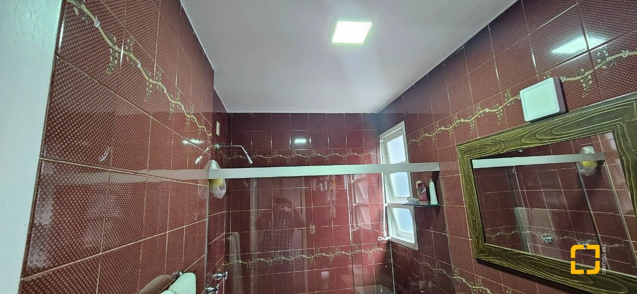 Casa com 316m², 6 quartos (sendo 2 suítes), 2 garagens, no bairro Estreito em Florianópolis