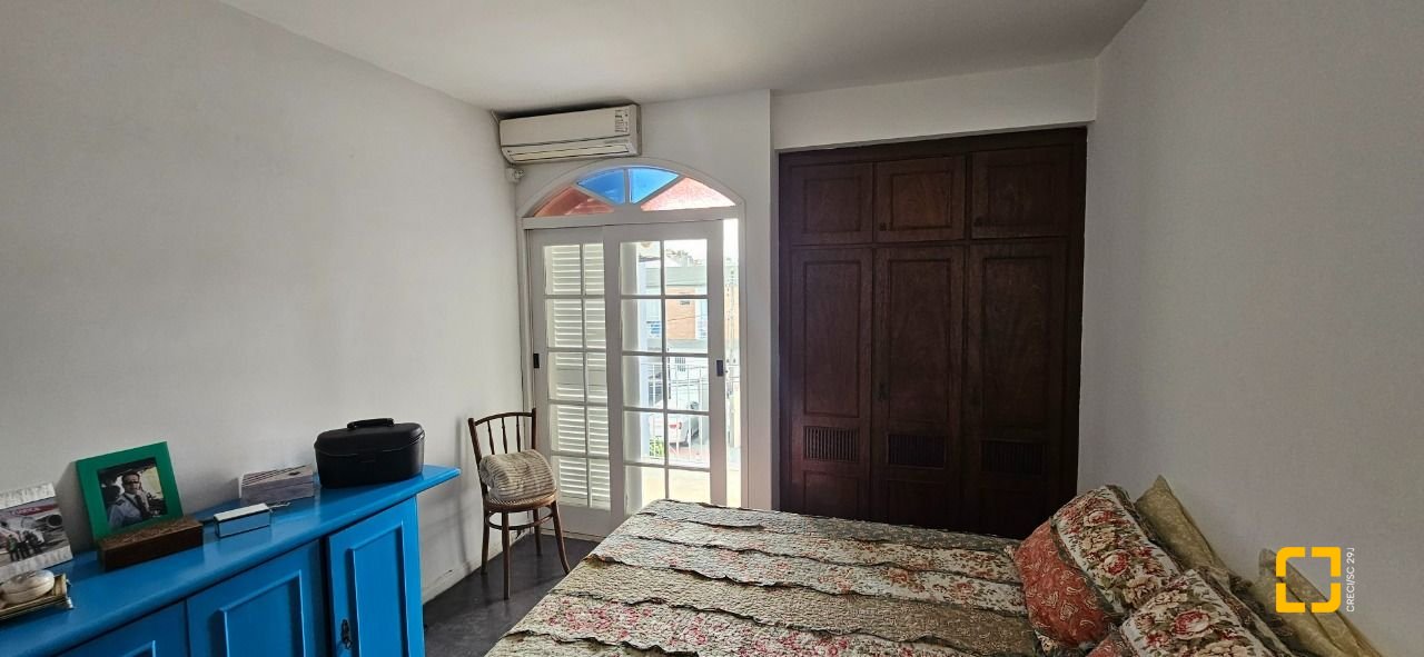 Casa com 316m², 6 quartos (sendo 2 suítes), 2 garagens, no bairro Estreito em Florianópolis