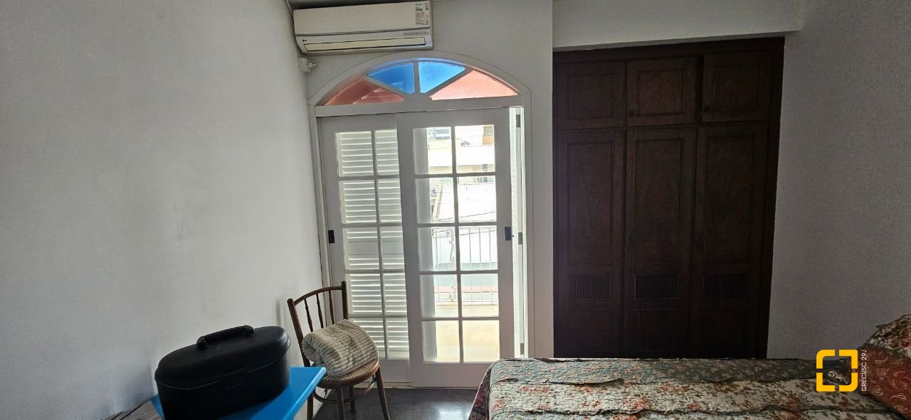 Casa com 316m², 6 quartos (sendo 2 suítes), 2 garagens, no bairro Estreito em Florianópolis