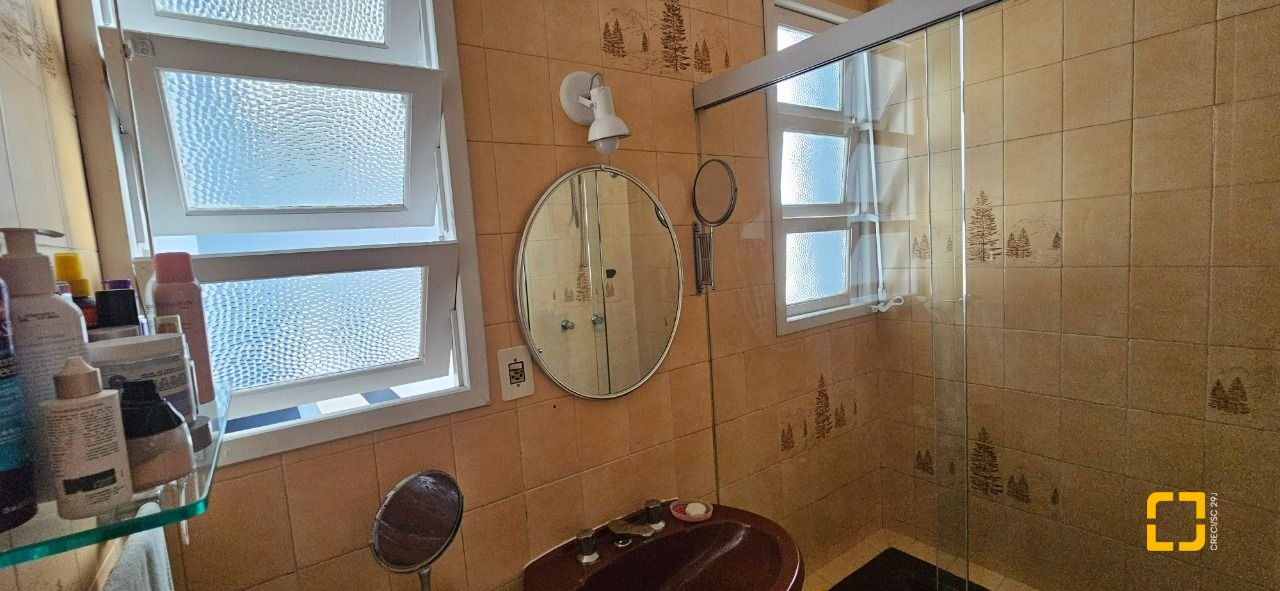 Casa com 316m², 6 quartos (sendo 2 suítes), 2 garagens, no bairro Estreito em Florianópolis