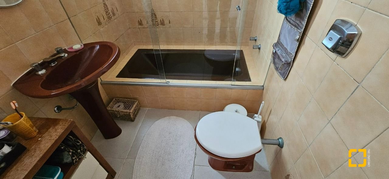 Casa com 316m², 6 quartos (sendo 2 suítes), 2 garagens, no bairro Estreito em Florianópolis