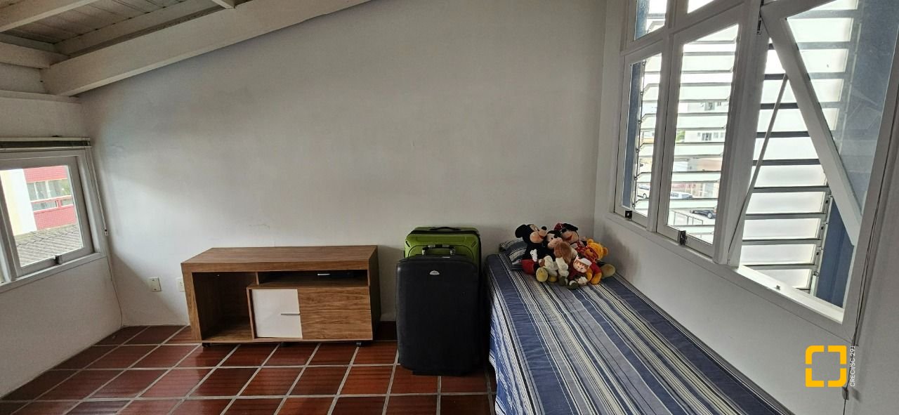 Casa com 316m², 6 quartos (sendo 2 suítes), 2 garagens, no bairro Estreito em Florianópolis