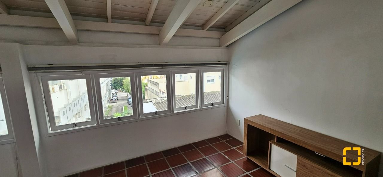 Casa com 316m², 6 quartos (sendo 2 suítes), 2 garagens, no bairro Estreito em Florianópolis