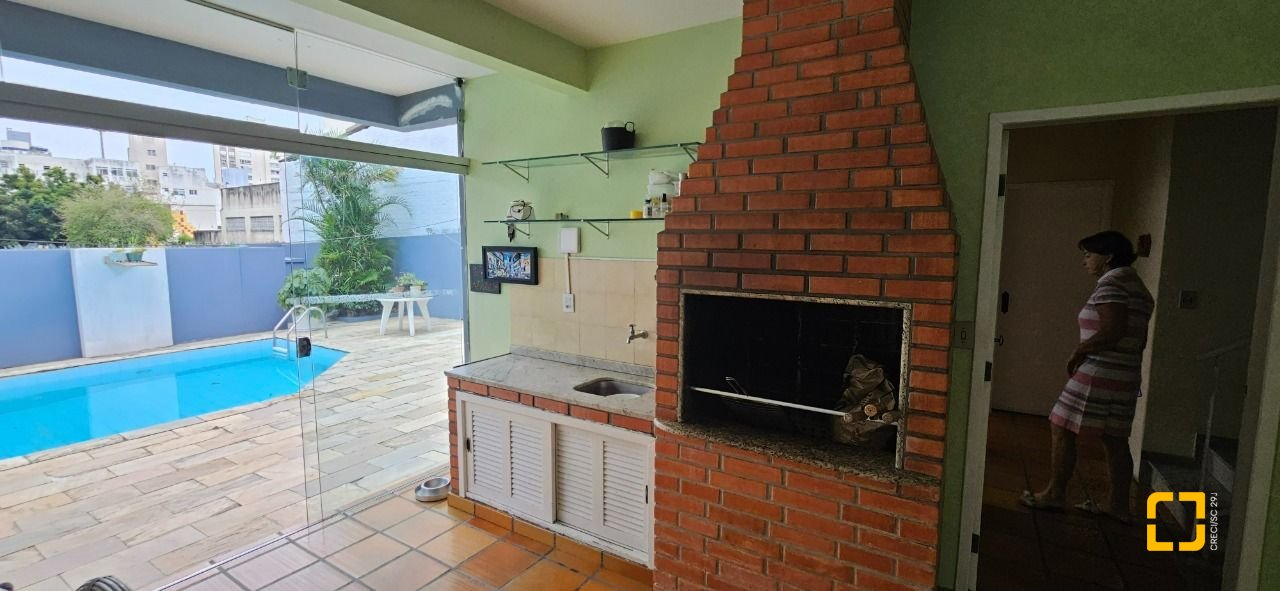 Casa com 316m², 6 quartos (sendo 2 suítes), 2 garagens, no bairro Estreito em Florianópolis