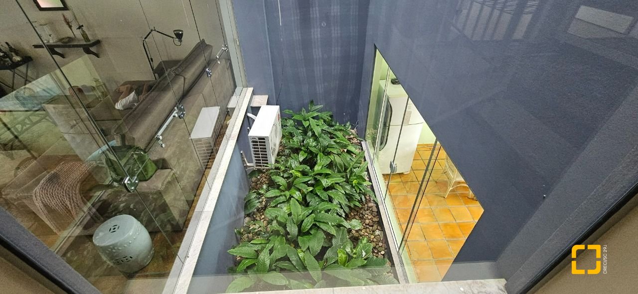 Casa com 316m², 6 quartos (sendo 2 suítes), 2 garagens, no bairro Estreito em Florianópolis