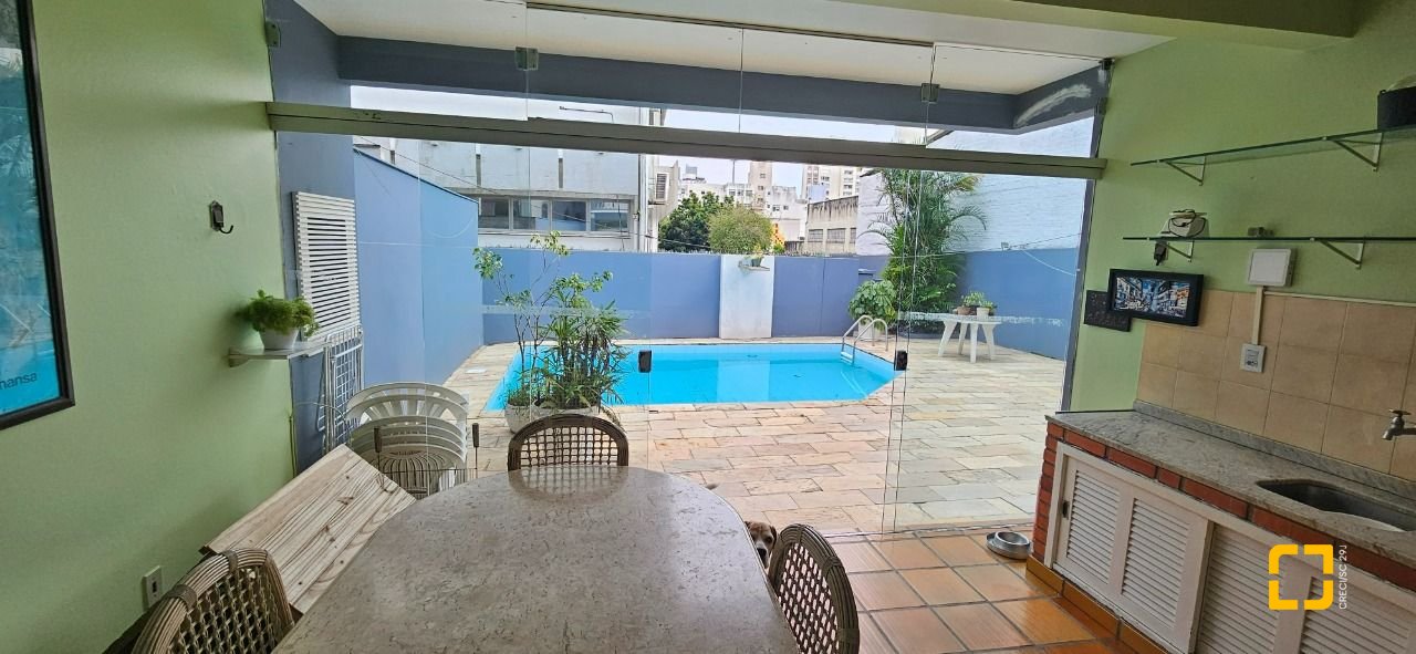 Casa com 316m², 6 quartos (sendo 2 suítes), 2 garagens, no bairro Estreito em Florianópolis