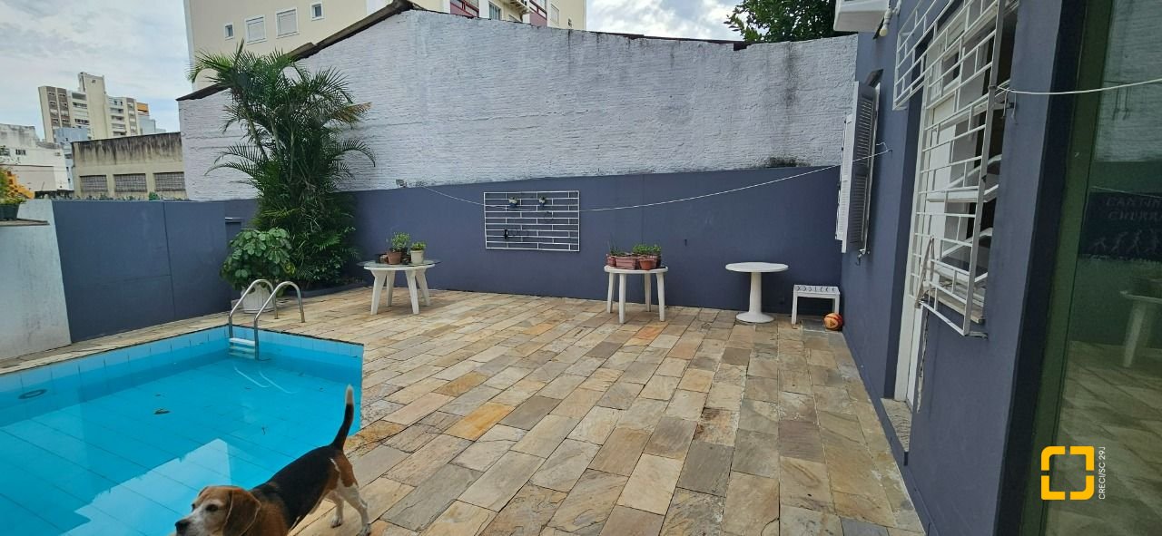 Casa com 316m², 6 quartos (sendo 2 suítes), 2 garagens, no bairro Estreito em Florianópolis