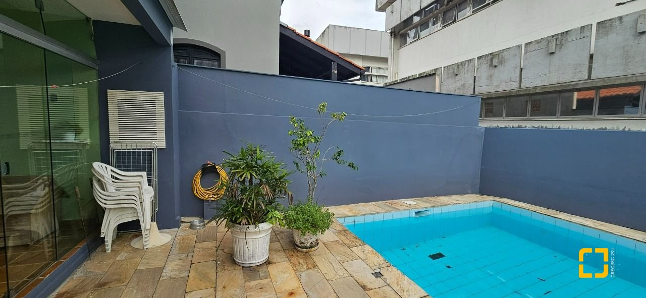 Casa com 316m², 6 quartos (sendo 2 suítes), 2 garagens, no bairro Estreito em Florianópolis