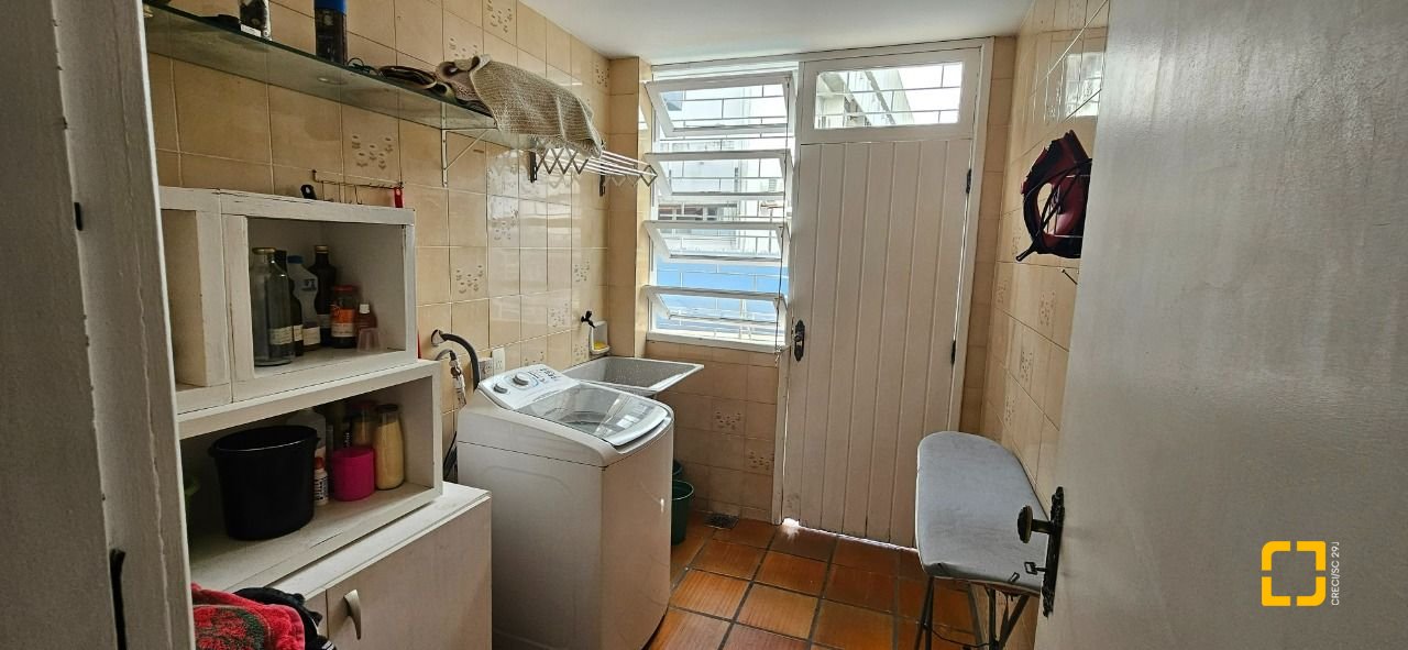 Casa com 316m², 6 quartos (sendo 2 suítes), 2 garagens, no bairro Estreito em Florianópolis