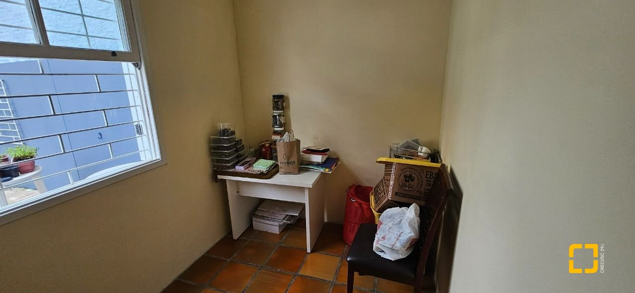 Casa com 316m², 6 quartos (sendo 2 suítes), 2 garagens, no bairro Estreito em Florianópolis