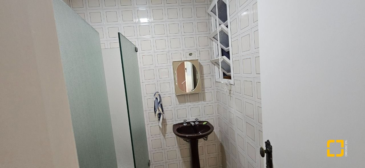 Casa com 316m², 6 quartos (sendo 2 suítes), 2 garagens, no bairro Estreito em Florianópolis