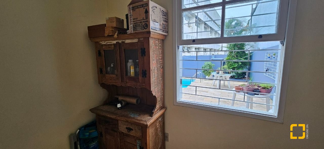 Casa com 316m², 6 quartos (sendo 2 suítes), 2 garagens, no bairro Estreito em Florianópolis