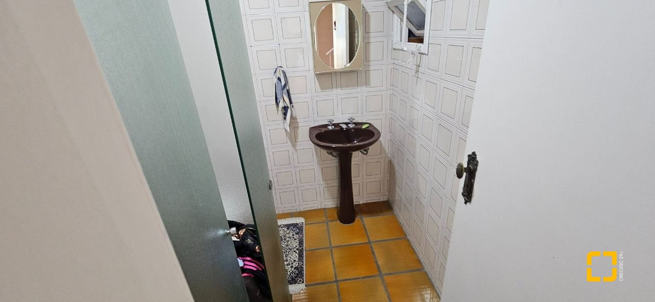 Casa com 316m², 6 quartos (sendo 2 suítes), 2 garagens, no bairro Estreito em Florianópolis