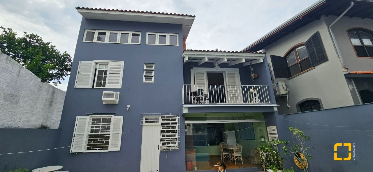 Casa com 316m², 6 quartos (sendo 2 suítes), 2 garagens, no bairro Estreito em Florianópolis