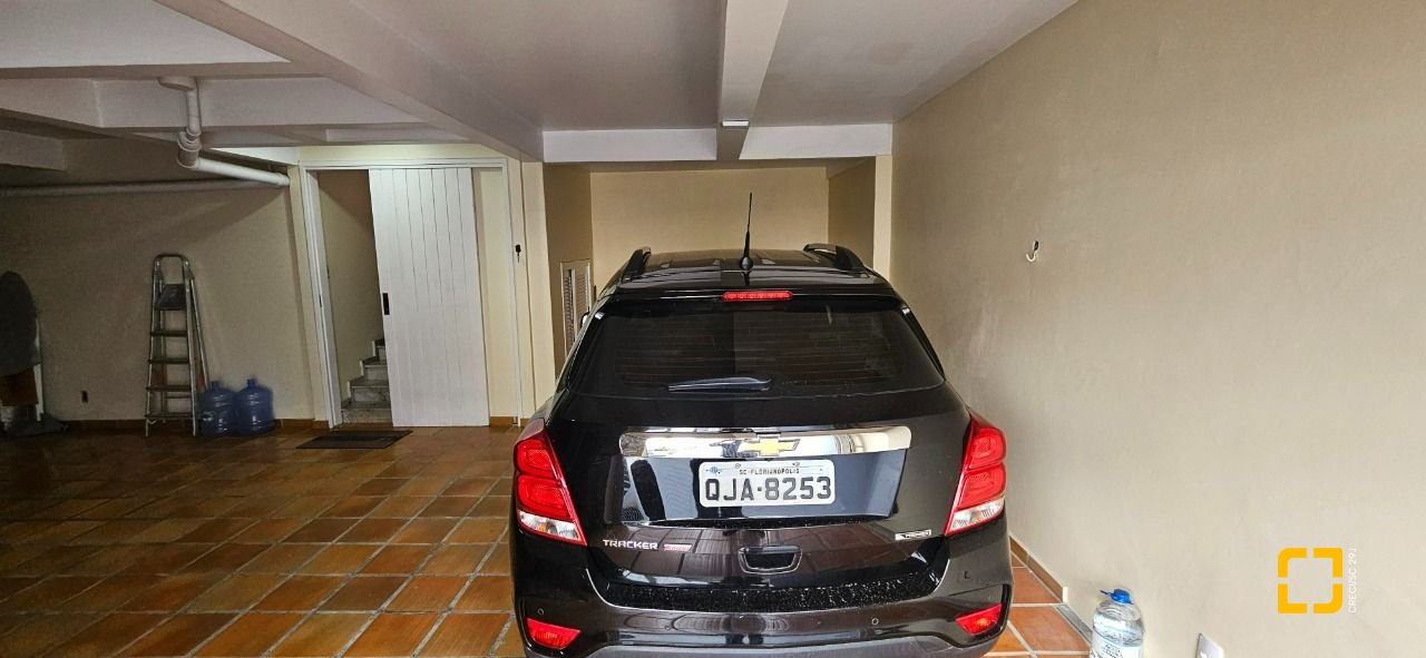 Casa com 316m², 6 quartos (sendo 2 suítes), 2 garagens, no bairro Estreito em Florianópolis